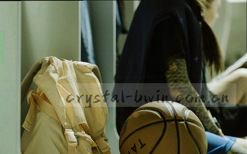 简笔人物手持手机查看实时比分的场景插图