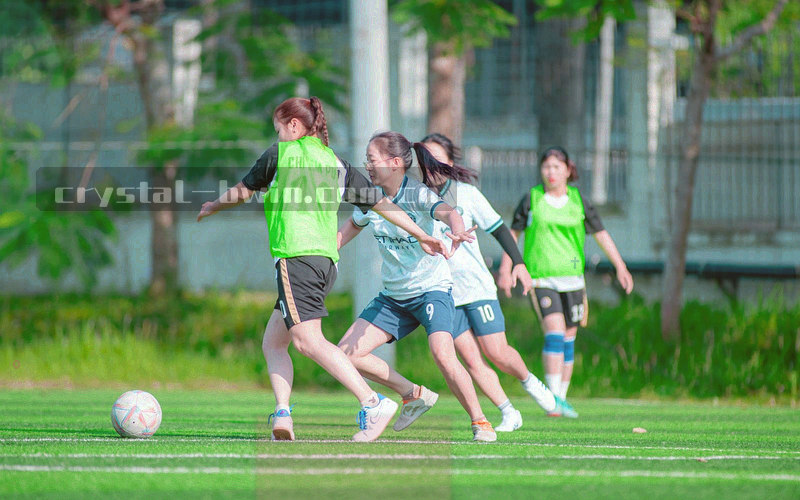 抽象篮球场地板与记分牌，深色背景显示客队最终104比99取胜